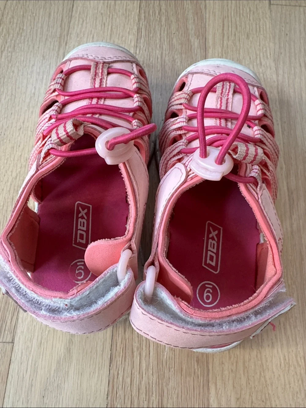 Girls Pink Closed-Toe Active Sandals with Elastic Bungee